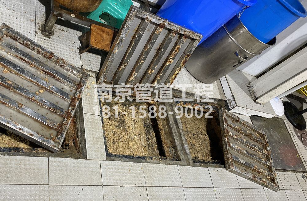 278太平门城管中队食堂隔油池清理