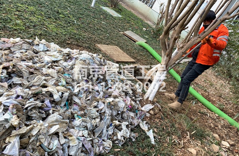 315太平门化粪池垃圾清理
